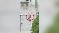 คู่รักชรารอดโดนน้ำท่วมพัดหวุดหวิดในเม็กซิโก