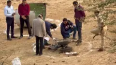 பாராமதி பகுதியில் துணை முதல்வர் அஜித் பவாரின் விமானம் விபத்துக்குள்ளான இடத்தில், டிஜிசிஏ மற்றும் தடயவியல் அதிகாரிகள் விசாரணை நடத்தி வருகின்றனர்.