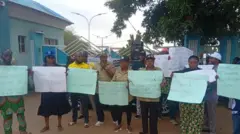 Awọn osisẹ lọkunrin ati lobinrin n fi ẹhonu han, wọn gbe ọpọ akọle lọwọ