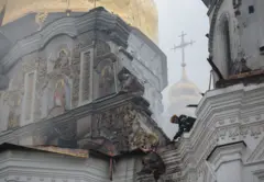 Equipos de rescate ucranianos trabajan en el lugar de un ataque ruso contra la Catedral de la Dormición, en el Monasterio de las Cuevas de Kyiv (Kyiv-Pechersk Lavra), en Kyiv (Ucrania), el 15 de junio de 2026.