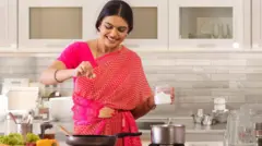 तुम्ही भरपूर मीठ खाता तेव्हा काय होतं? मिठाचं अतिरिक्त सेवन कसं कमी कराल?