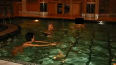 Білл Клінтон плаває у басейні 