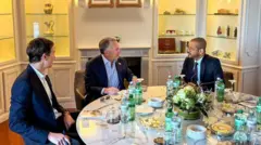Jared Kushner y Steve Witkoff con el ministro de Asuntos Exteriores de Omán. La tercera ronda de negociaciones nucleares entre Estados Unidos e Irán comenzó en Ginebra, con mediadores omaníes, el 26 de febrero de 2026.