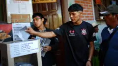 Una persona vota durante las elecciones generales, en un colegio electoral en Entre Ríos, Cochabamba, Bolivia, el 17 de agosto de 2025.