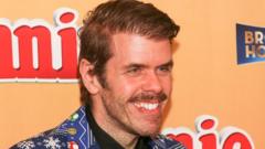 El bloguero Perez Hilton enfrenta una larga recuperación tras los reportes de que se autolesionó durante una transmisión en vivo