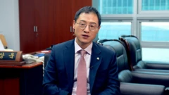 의원실에 앉아서 인터뷰 중인 김상욱 의원