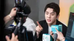 မိနစ်ပိုင်းအတွင်း နှုတ်ခမ်းနီအတောင့်ရေ သောင်းချီကို ရောင်းချနိုင်ခဲ့လို့ ''နှုတ်ခမ်းနီဘုရင်'' လို့နာမည်ကြီးသူ 