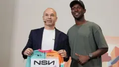 ኣንድረየስ ኢንየስታን ሓድሽ ማልያ ጋንታ ኤንኤስኤን ሒዙ፡ ብንያም ድማ ዓባይ ዓባይትኡ ዊጥ ኣቢሉ ናብ እናተሳእሉ ዘርኢ ስእሊ