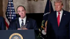 ABD Donanma Sekreteri John Phelan 22 Aralık 2025'te Başkan Donald Trump'ın Deniz Kuvvetleri'nin "Altın Filosu"nu duyurmasının ardından, Florida, Palm Beach'teki Mar-a-lago'da konuşma yapıyor.