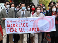Pessoas com máscaras protestam com faixa pedindo "casamento para todos no Japão"