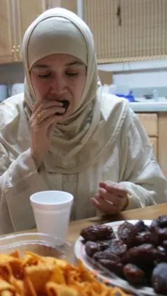 یوه ښځه خورما خوري