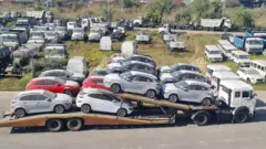 भन्सार यार्डमा गाडी