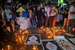 আরজি কর হাসপাতালে চিকিৎসককে ধর্ষণ ও খুনের ঘটনার প্রতিবাদ জানিয়ে রাস্তায় নেমেছেন সাধারণ মানুষ।