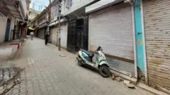 नाहन में बिगड़े सांप्रदायिक सौहार्द का असर बाज़ार पर दिख रहा है. मुसलमान दुकानदारों की दुकानें बंद हैं.