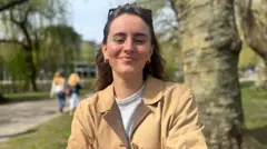 A advogada Hannah Prins sorri para a câmera.