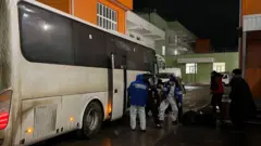  Автобус с пассажирами поезда Тюмень-Адлер, у которых была выявлена высокая температура.