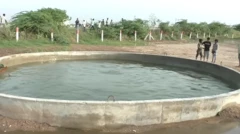 கிணற்று நீர் அசைவதைப் பார்க்க கிராம மக்களும் வந்தனர்.