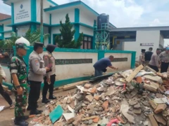 Kondisi atap asrama Pondok Pesantren Syekh Abdul Qodir Jaelani di Situbondo, Jawa Timur