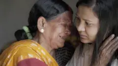 पाको उमेरमा पुगेकी सिरो (पहेँलो सारीमा)ले मोनिकालाई भेटेपछि अँगालो हालेर बेस्सरी रोइन् - लामो र कालो कपाल भएकी मोनिका अहिले बीसको दशककी हुन्