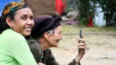 रुकुमपूर्वकी एक वृद्धा मोबाइल फोनमार्फत् विदेशमा रहेका आफन्तसँग भिडिओ कलमा कुराकानी गर्दै