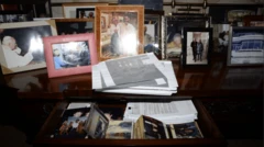 Imagem com muitas fotos emolduradas sobre uma mesa, publicada como parte do lote mais recente de arquivos do caso Jeffrey Epstein