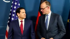 O chanceler da Alemanha, Friedrich Merz (à direita), e o secretário de Estado dos Estados Unidos, Marco Rubio, participam de reunião bilateral à margem da Conferência de Segurança de Munique