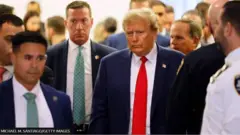 دونالد ترامب يغادر قاعة المحكمة بصحبة مرافقيه