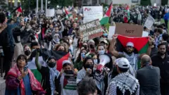 Ɗaruruwan ɗalibai ne suka taru a farfajiyar Jami'ar Columbia da ke Birnin New York makon da ya gabata don gudanar da zanga-zangar goyon baya ga Falasɗinawa da kuma Isra'ila - da kuma yin tir da kashe-kashe. 