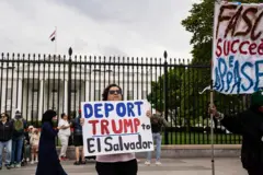 "Deportem Trump para El Salvador", dizia o cartaz de uma mulher em frente à Casa Branca.