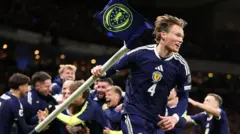 Jogadores da Escócia comemoram a classificação para a Copa do Mundo de 2026 após a vitória sobre a Dinamarca, em Hampden Park, em novembro.