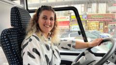 Diyarbakırlılar özel halk otobüsünde kadın şoför görmekten memnun: 'Allah kızıma güç kuvvet versin'