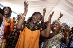 Mulheres dançam em uma igreja católica no Senegal