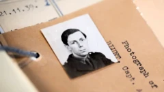 یک پرونده قدیمی و یک عکس سه در چهار سیاه و سفید