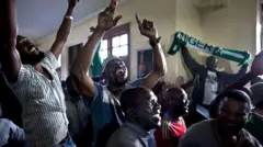 Pipo wey dey watch football