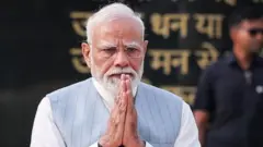பிஎம் கேர்ஸ் நிதியின் வெளிப்படைத்தன்மை குறித்துக் கேள்விகள் எழுப்பப்பட்டு வருகின்றன