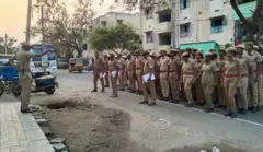 
செல்வபுரம் வீட்டு வசதி வாரியக் குடியிருப்பு பகுதியில் சோதனையில் ஈடுபட்ட போலிசார் 