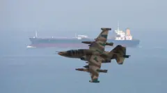 آئل ٹینکر کے قریب پرواز کرتا پاسداران انقلاب کا طیارہ 