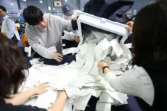 개표하는 사람들