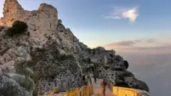 الجيش الإسرائيلي ينشر صوراً يظهر فيها جنوده قرب ما يبدو أنها قلعة الشقيف 