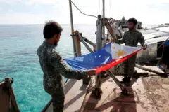 Quân nhân Philippines trên chiếc tàu cũ BRP Sierra Madre nằm Bãi Cỏ Mây với mục đích củng cố chủ quyền