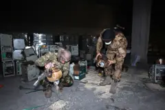 
นักรบฝ่ายต่อต้านซีเรียเทยาเสพติดแคปทากอน จากมอเตอร์ไฟฟ้าปลอมที่โรงงานผลิตยาแคปตากอนที่อยู่มาก่อนการล่มสลายของระบอบอัสซาด ในเมืองดูมา (Douma) ทางทิศตะวันออกของกรุงดามัสกัส เมืองหลวงของซีเรีย เมื่อ 14 ธ.ค. 2567 