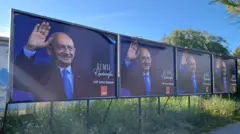 Kemal Kılıçdaroğlu'nun gülümseyerek el salladığı billboard afişlerinin fotoğrafı. Üzerinde "Kemal Kılıçdaroğlu, CHP Genel Başkanı" yazıyor.
