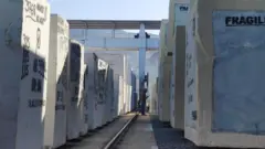 Blocos de rocha ornamental em pátio