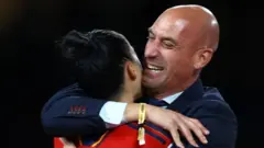 Pirezidantiin Kubbaa Miilaa Ispeen, biyyattiin yeroo Waancaa Addunyaa Dubartootaa injifatanitti, Hermoosoo hidhii keessa dhungatan