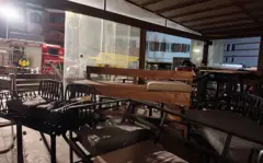 Cadeiras viradas do lado de fora do bar Le Constellation, após o incêndio