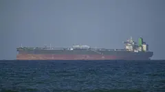 Вид на суда, направляющиеся к Ормузскому проливу после заключения двухнедельного временного перемирия между США и Ираном; снято в Омане 8 апреля 2026 года