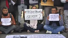 माइतीघरमा प्रदर्शन गर्दै 