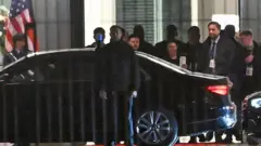 ولودیمیر زلنسکی رئيس جمهور اوکراین در حال ترک محل گفتگوها در برلین