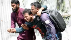 রোববার চট্টগ্রাম বিশ্ববিদ্যালয়ের শিক্ষার্থীদের সাথে স্থানীয়দের দফায় দফায় সংঘর্ষে অনেক শিক্ষার্থী আহত হন