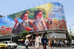 Ifoto y'abantu bariko batambuka hagati muri Tehran